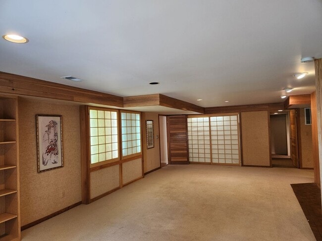 Building Photo - Beautiful 5 Bd 3.5 Ba Home in Holladay