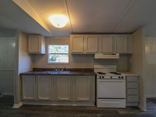 Building Photo - New Rental at River Road Estates!