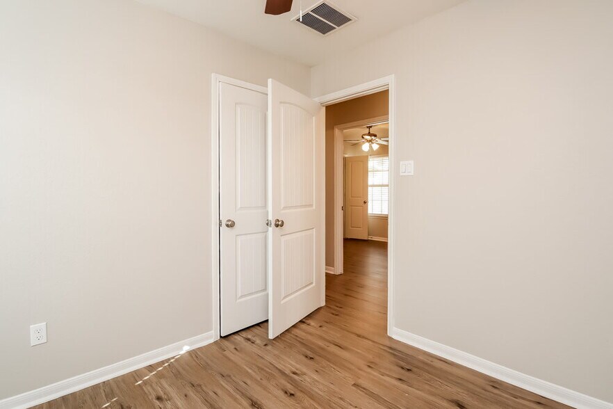 Building Photo - 5219 Gulf Stream Ln
