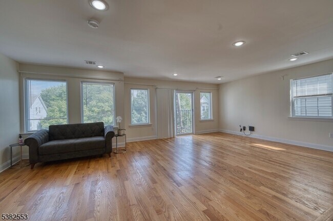 Building Photo - 573 S 18th St