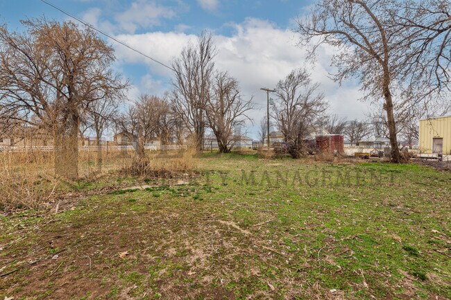 Building Photo - 215 S Kansas St