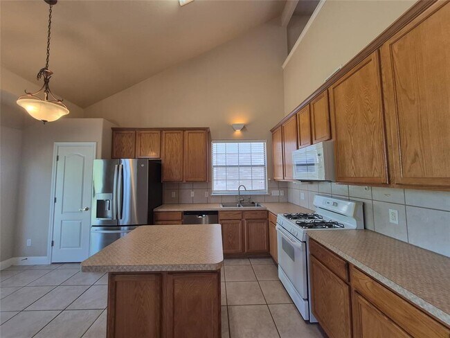 Building Photo - 8800 Hazelhurst Dr