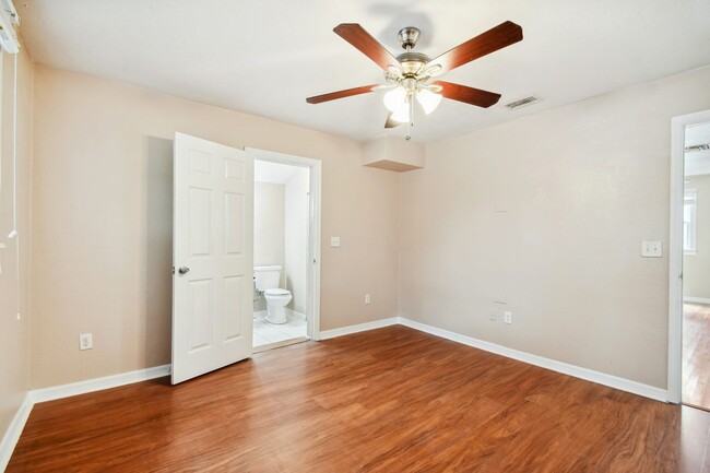 Building Photo - Historic Ybor City Bungalow!