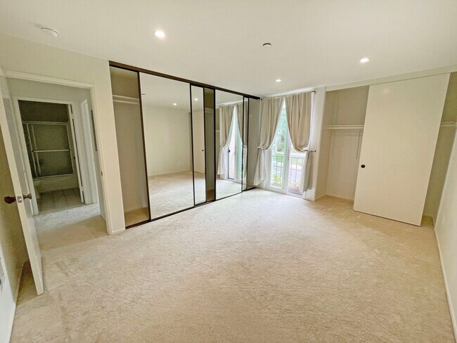 Building Photo - 2 Bed, 2 Bath Condo on the Esplanade