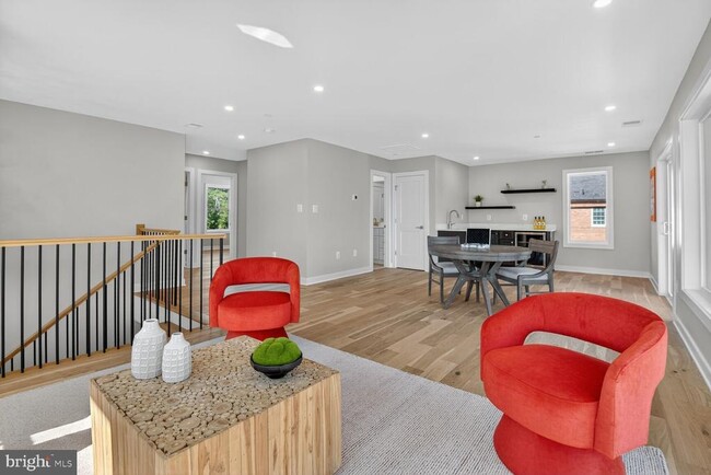 Building Photo - 5310 Cathedral Ave NW