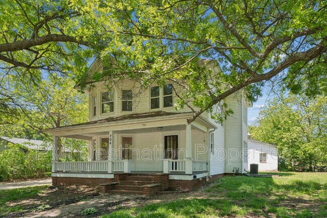 Building Photo - 204 Bury St