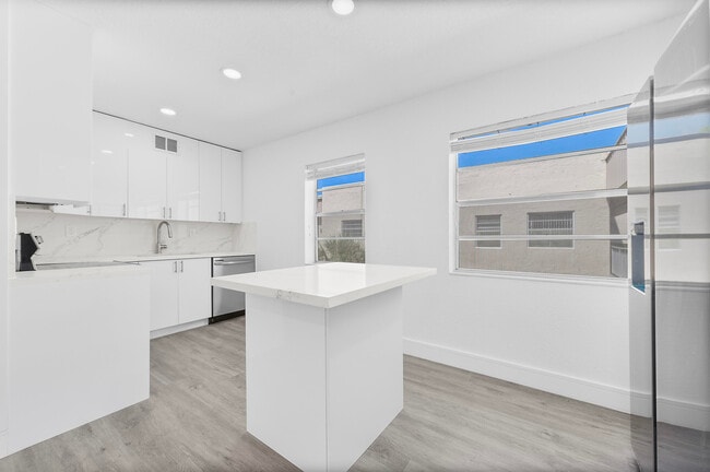Building Photo - 511 Flanders K