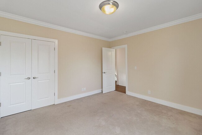 Building Photo - 3739 Hyde Park Ave
