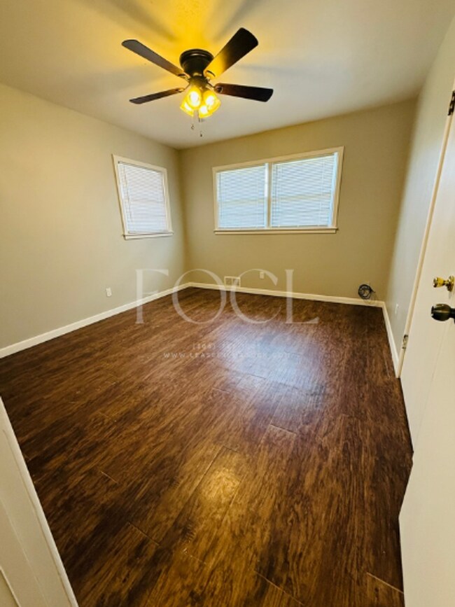 Building Photo - Large 3/2 with 2 living areas