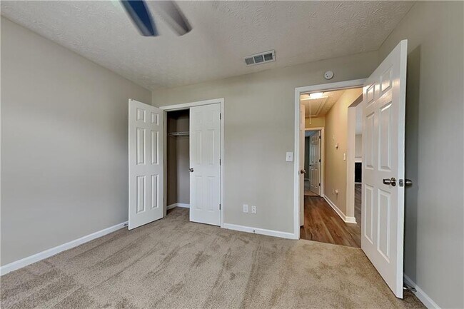 Building Photo - 991 Rolling Meadows Dr