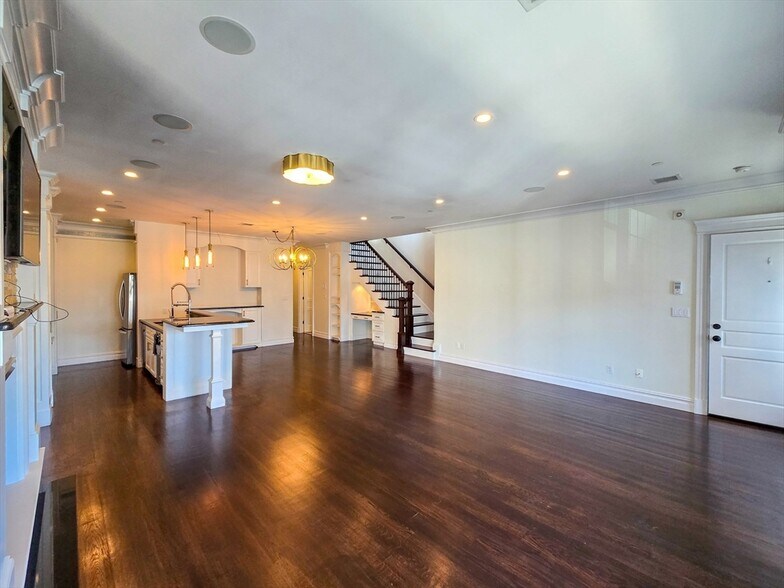 Building Photo - 161 Tudor St