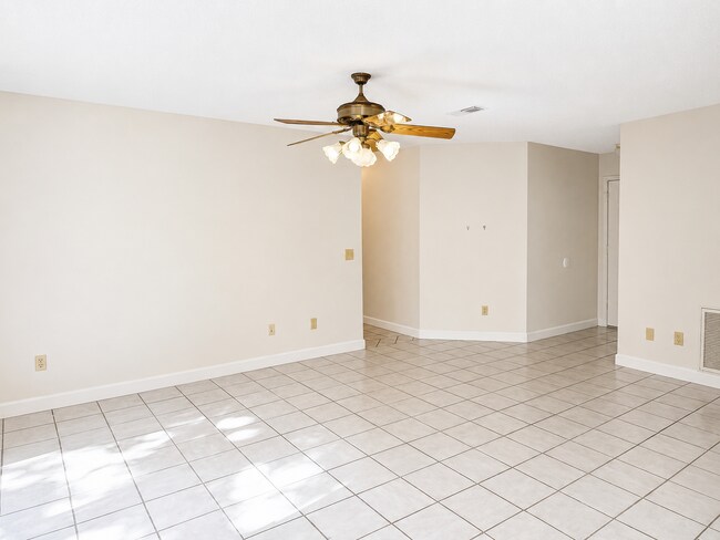 Building Photo - 140 Royal Cir