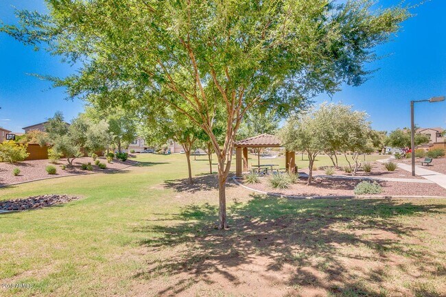 Building Photo - Charming 3 Bed + Den 2.5 Bath Home with 2 ...