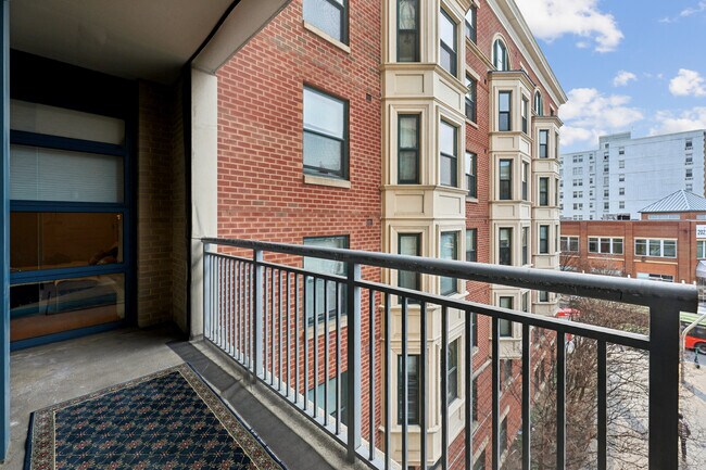 Building Photo - 1390 Kenyon St NW
