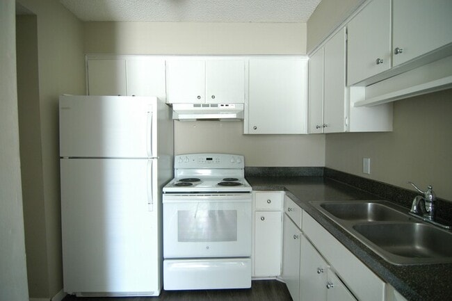 Building Photo - 2 Bedroom / 1.5 Bathroom Townhome in Madis...