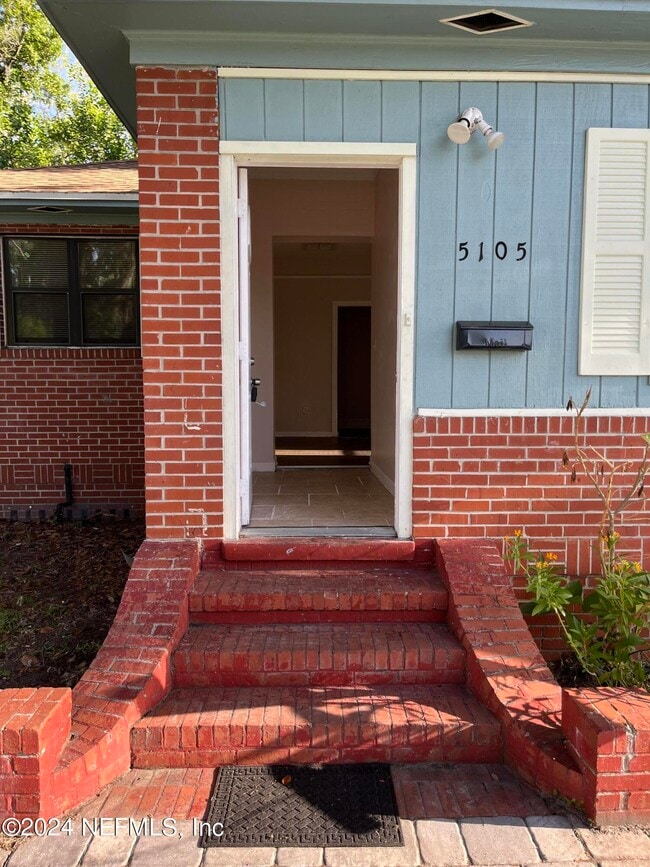 Building Photo - 5105 Hollycrest Dr