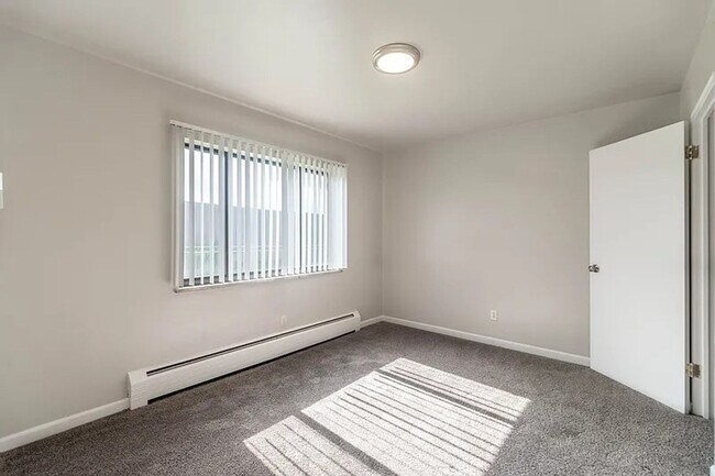 Building Photo - Miller Court Apartments - Security Deposit As Low As $0!
