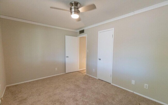 Building Photo - 2439 E Del Rio Dr