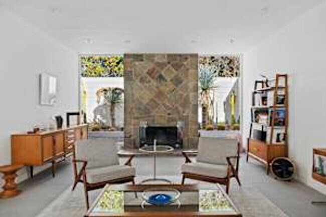 Building Photo - 5 bedroom 5 bath Available for Short Term ...