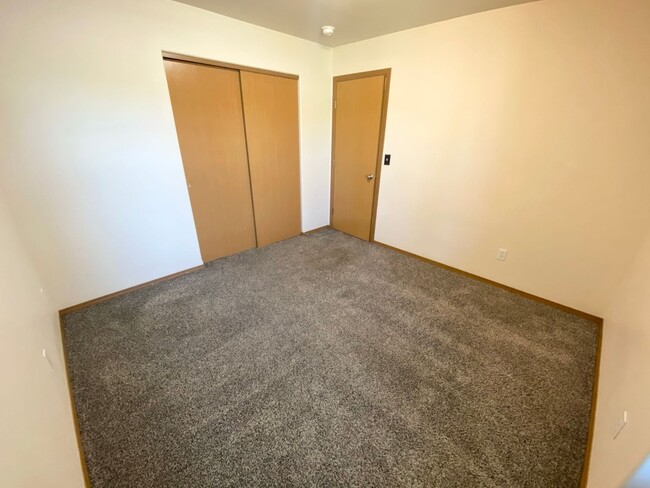 Building Photo - 4 Bed, 2 Bath Home!