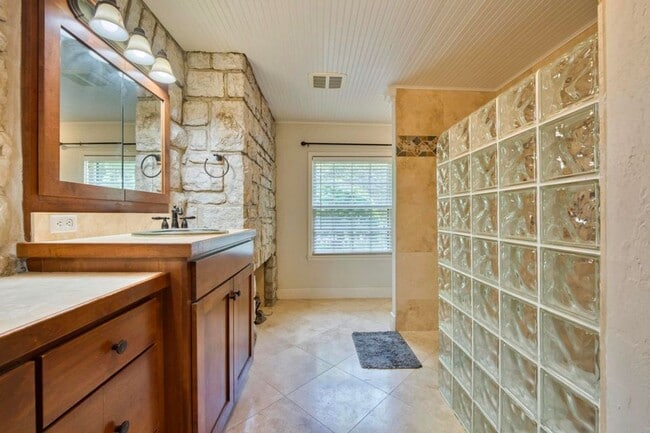 Building Photo - Beautiful 4 bedroom home in University Heights! Don't miss this one!