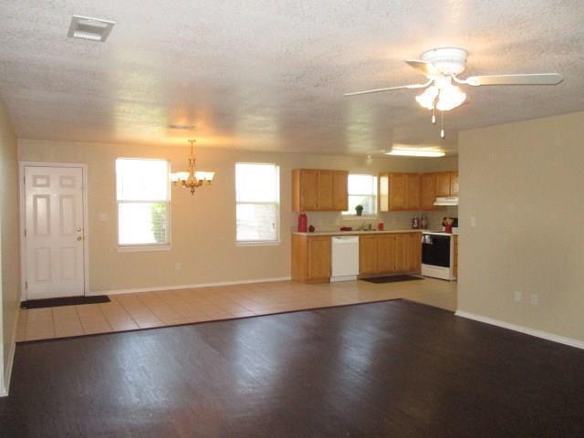 Building Photo - 3/2/2 Old Granbury Estates! Very nice home...