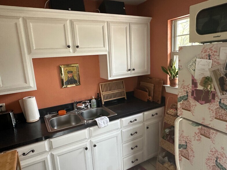 Kitchen 940-383-2500 - 2019 N Bell Ave