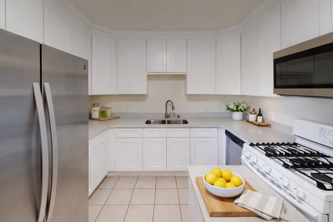 Building Photo - HUGE 10BR House on Montezuma!! - Large Private Parking Lot & Courtyard! - Right Next to Campus