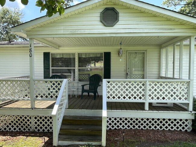 Building Photo - Furnished 3 bedroom 2 full bathroom Manufa...
