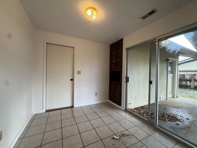 Building Photo - 3-bedroom, 2-bath in Sutherlin