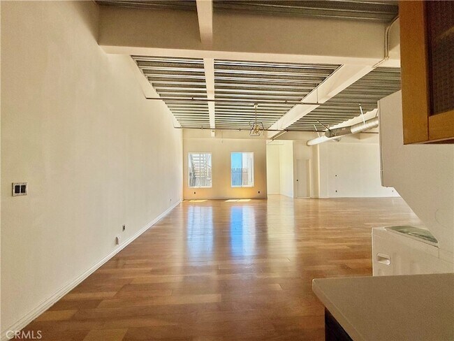 Building Photo - 312 W 5th St