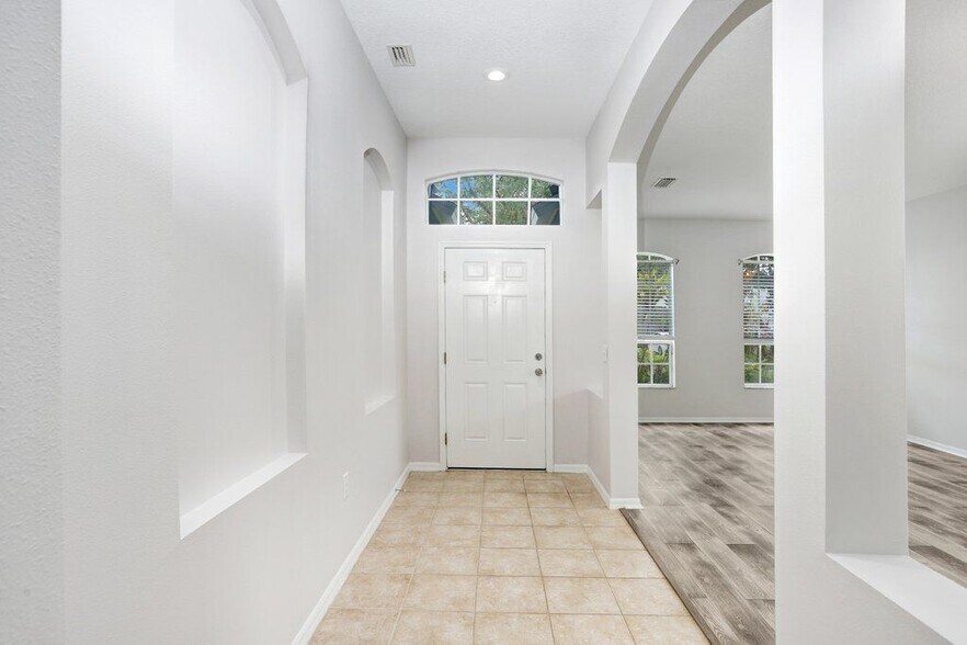 Building Photo - 15451 Martinmeadow Dr