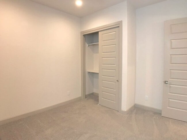 Building Photo - Gorgeous Los Lunas 3 Bedroom! Open layout! Tons of space. Built in 2021