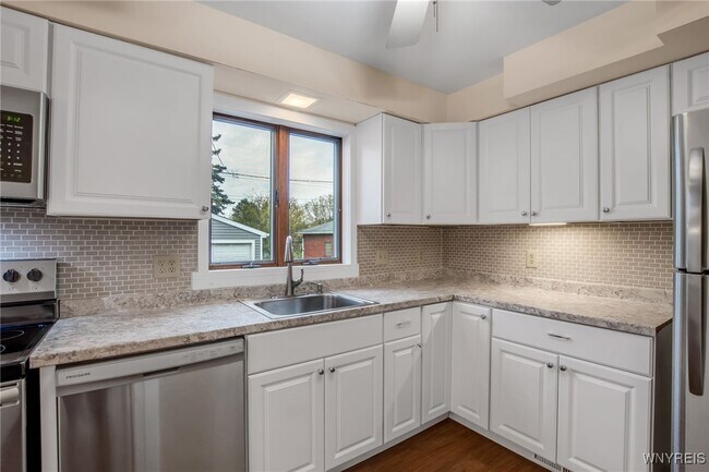 Building Photo - 21 Waverly Ave