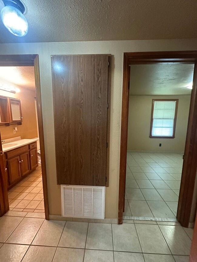 Building Photo - 16881 Beau-Kay Dr