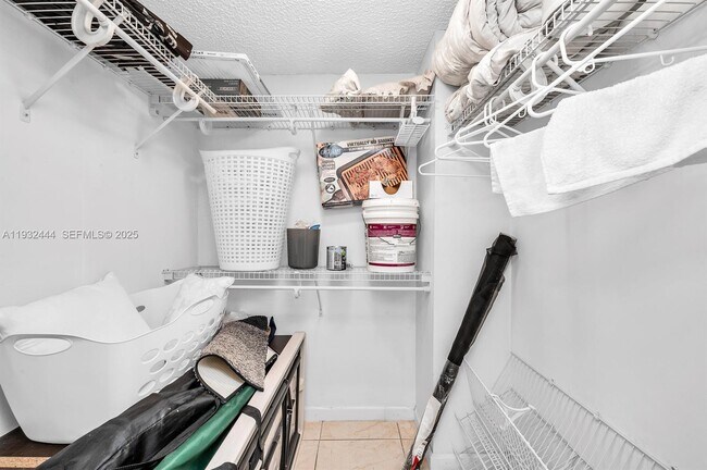 Building Photo - 2800 N Palm Aire Dr