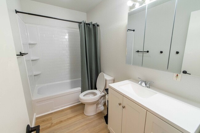 Building Photo - Charming 3 Bed 1.5 Bath Townhome in Wood Village!