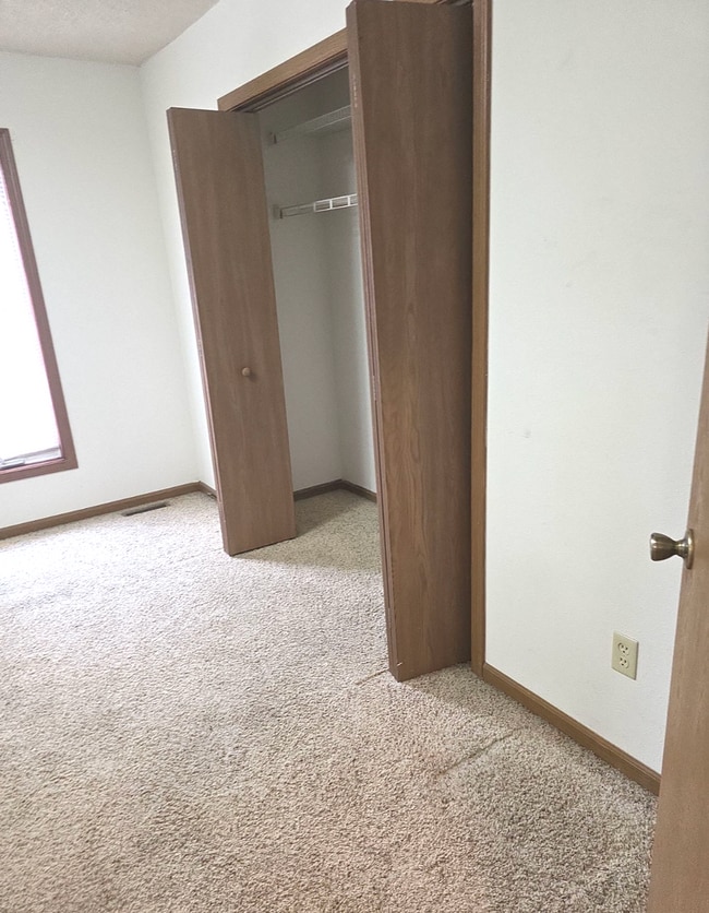 Building Photo - Great 3 Bed 2 Bath 2 Car Garage Split Level Duplex- Pets ok!