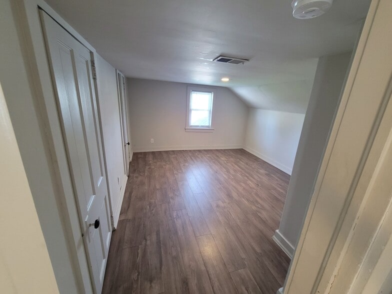 Bedroom/ 2 big closets - 412 Fairview Ave