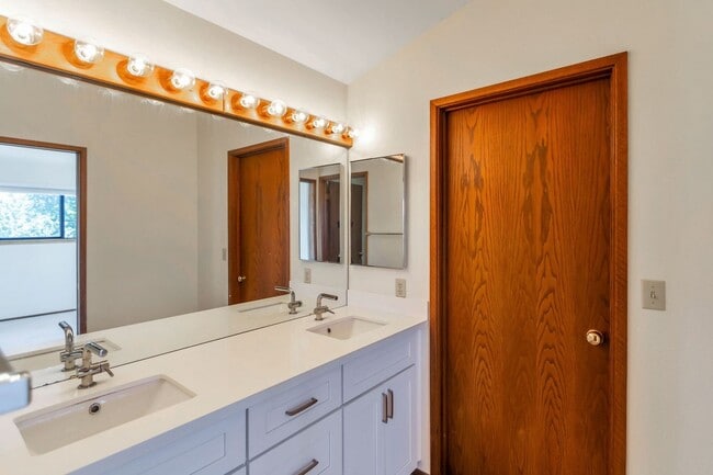 Building Photo - Sun-filled 3-bedroom, 3-bathroom single-fa...