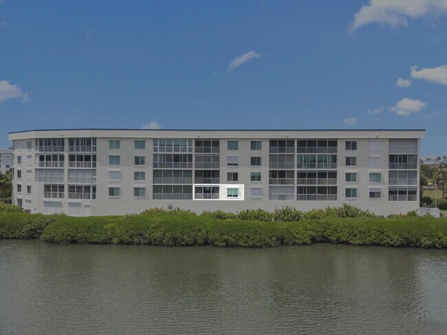 Building Photo - Diamond Bay