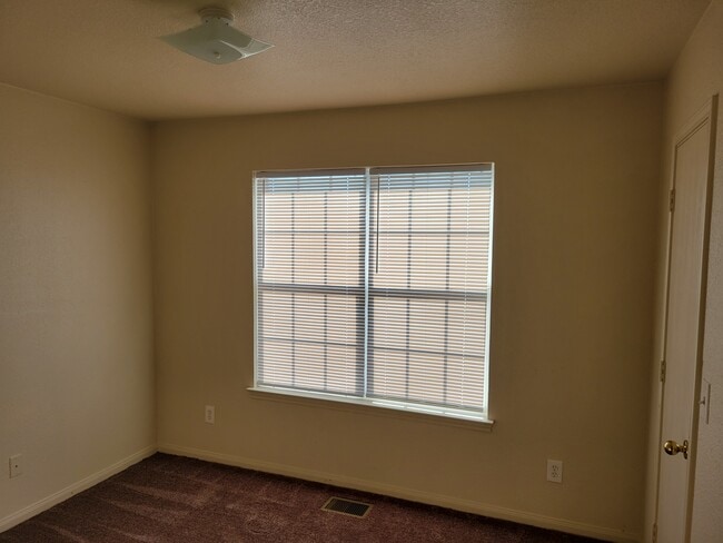 Building Photo - 3200 Hereford Ln