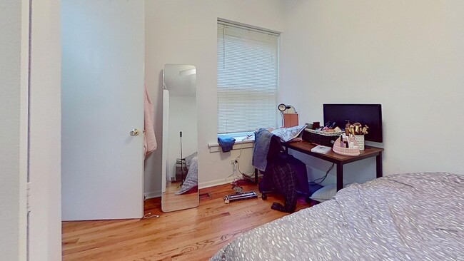 Building Photo - Raised First Floor East Lakeview One Bedroom