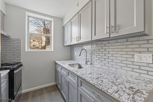 Building Photo - 94 Park Ave