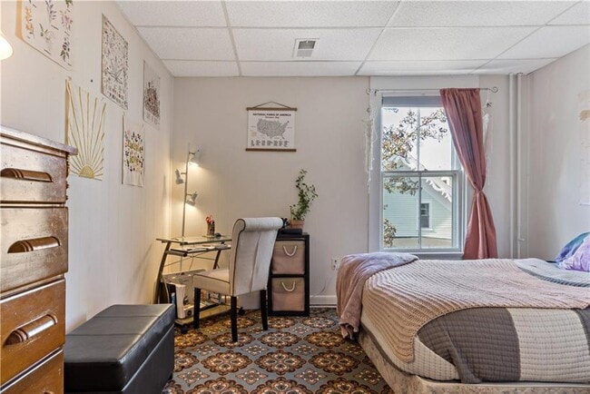 Building Photo - 32 School St