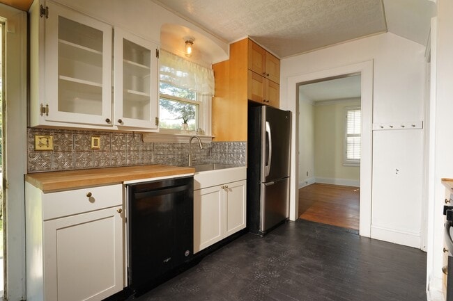 Building Photo - 1104 Summit Dr