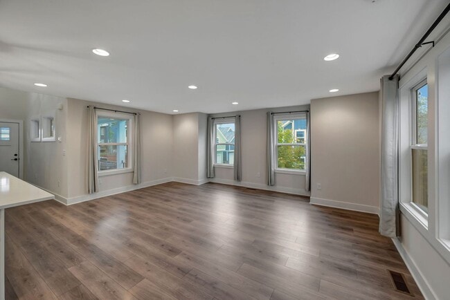 Building Photo - Modern 4 Bedroom/ 3 Bath Home in East Nash...