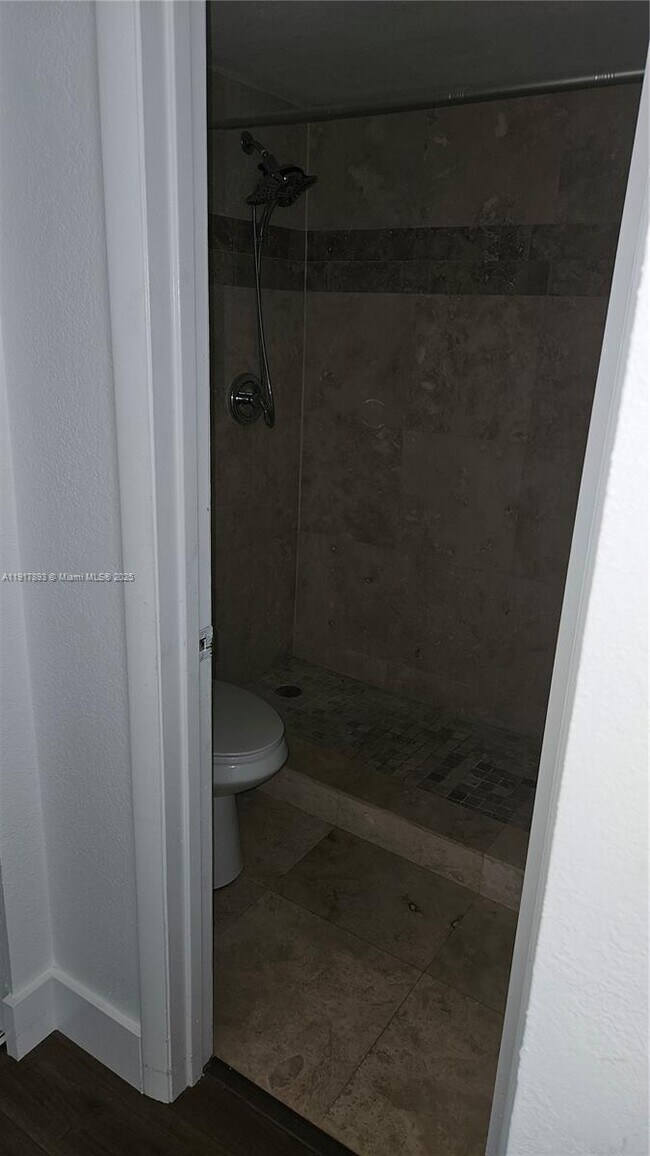 Building Photo - 105 Lake Emerald Dr