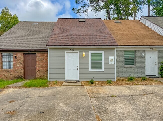 Building Photo - MODERN! Walk to FSU 2/2 w/ Marble Counters, Stainless Steel Appliances, & Privacy Fenced Yard! Av...