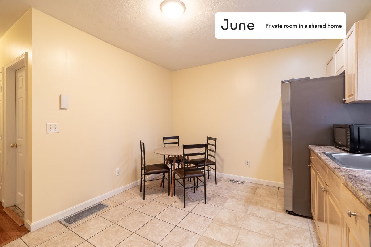 Building Photo - Private bedroom in 3 bed/2 bath Home